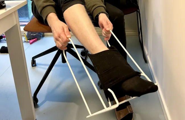 Hjelpemiddel for å få på sokkene selv