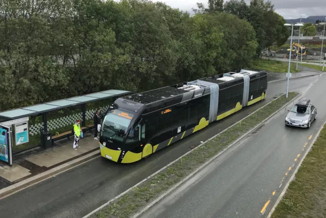 Busstopp, passasjerer og metrobuss