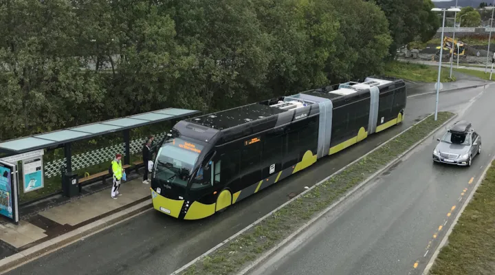 Busstopp, passasjerer og metrobuss