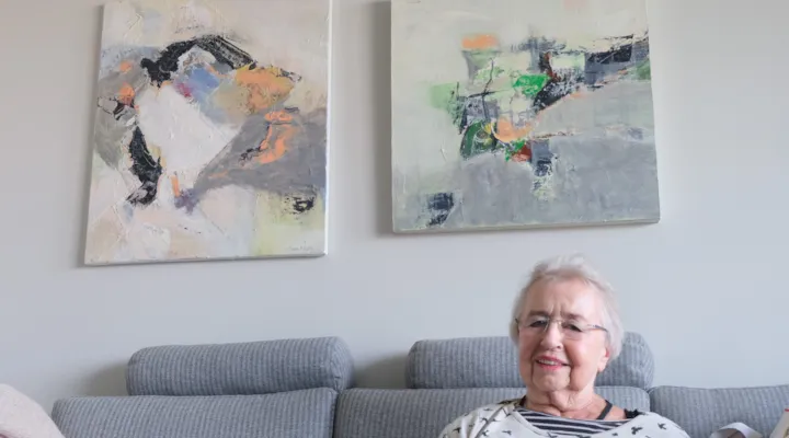 Unnis bilder henger over sofaen i den nye leilighet