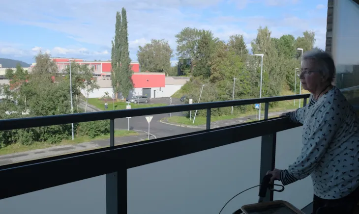 Unni står på terassen