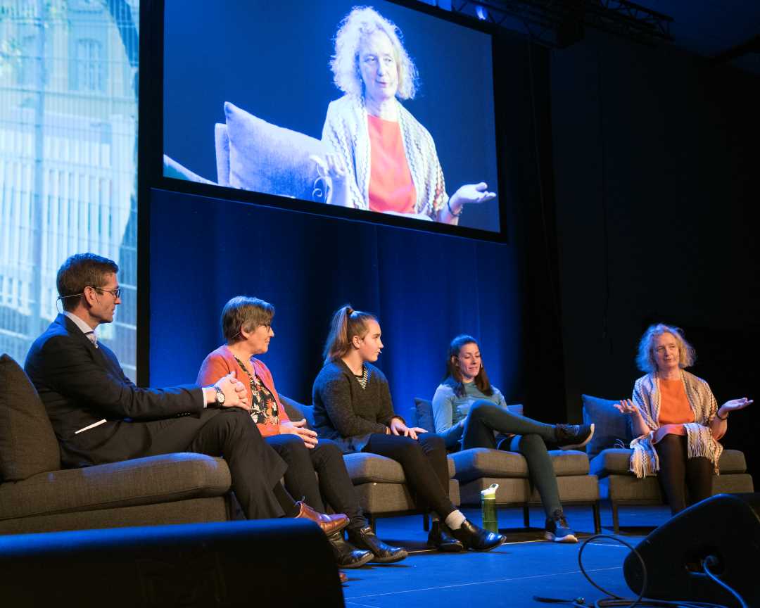 Joacim Kristiansen, M&oslash;yfrid Hallset, Maria Eriksen Storr&oslash;, Marie Therese Westg&aring;rd og Camilla Nereid diskuterer