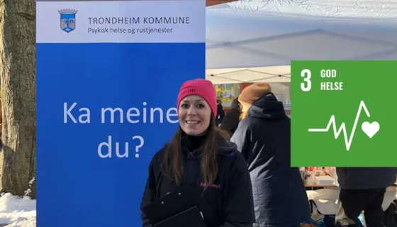 Bilde av vernepleier Yvonne Bøkseth på Nordre foran plakat hvor det står Ka meine du?