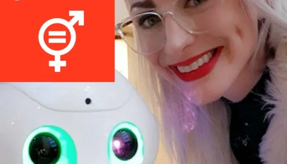 Selfie av smilende kvinne med røde lepper og briller ved siden av NTNU-roboten Pepper. Kvinnen er Tine Hunt. Kilde: privat