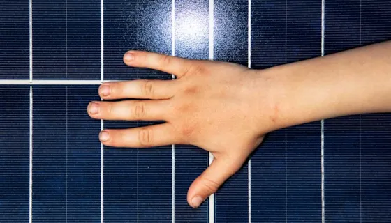 Bilde av hånd på solceller