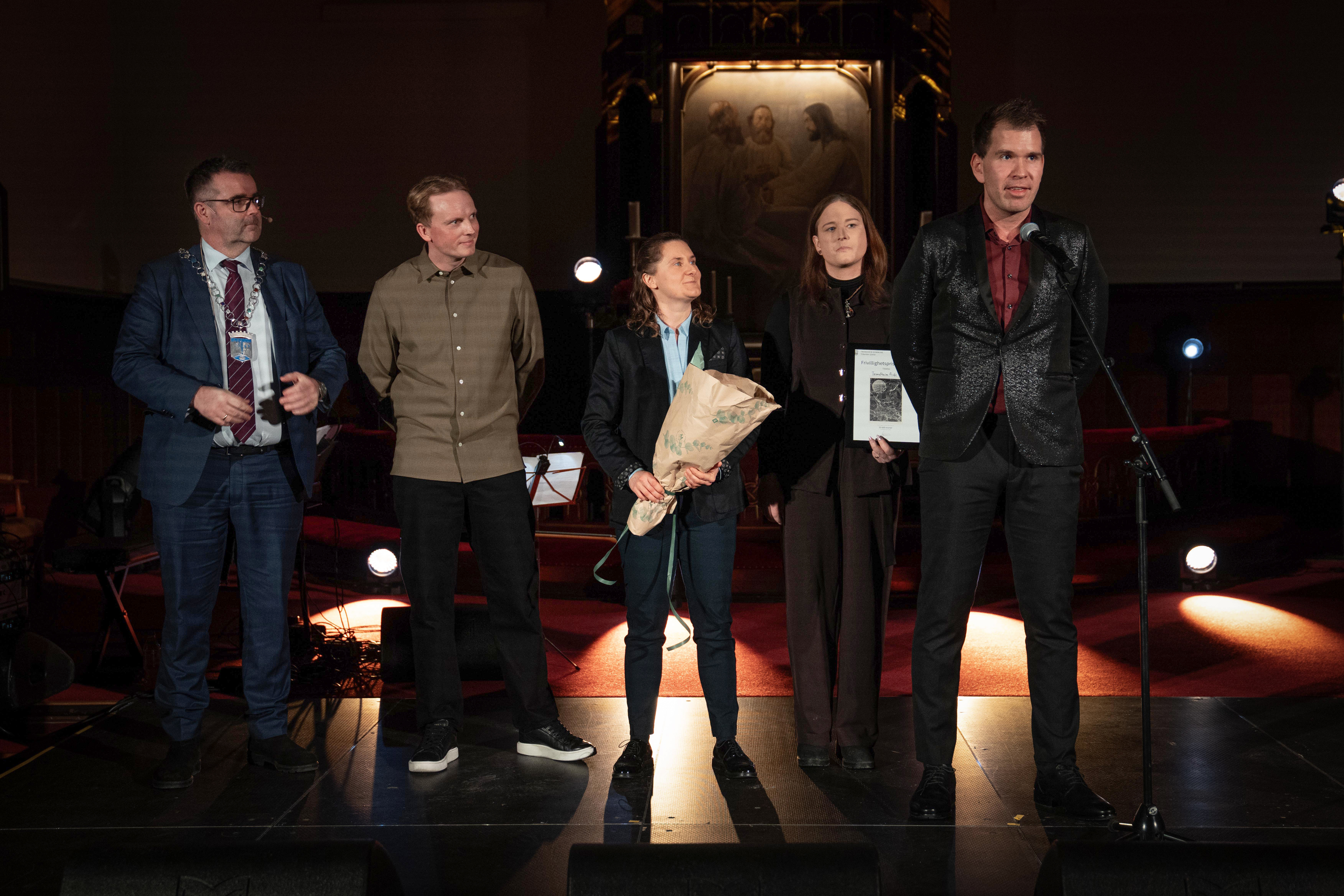 fem personer på en scene i lademoen kirke