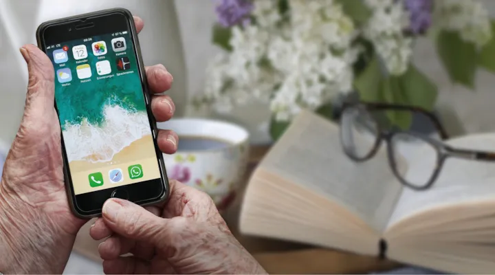 Mobiltelefon, bok og briller