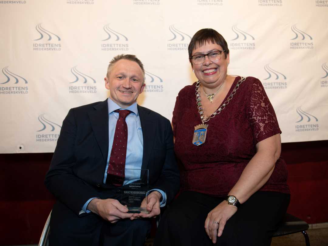 MR. BORDTENNIS: Rolf Erik Paulsen fra Trondheim Bordtennisklubb ble k&aring;ret til &aring;rets ildsjel under Idrettens hederskveld. Paulsen har engasjert tusenvis av barn og unge i over 70 &aring;r. Her sammen med ordf&oslash;rer Rita Ottervik. Foto: Tr&oslash;ndelag idrettskrets.