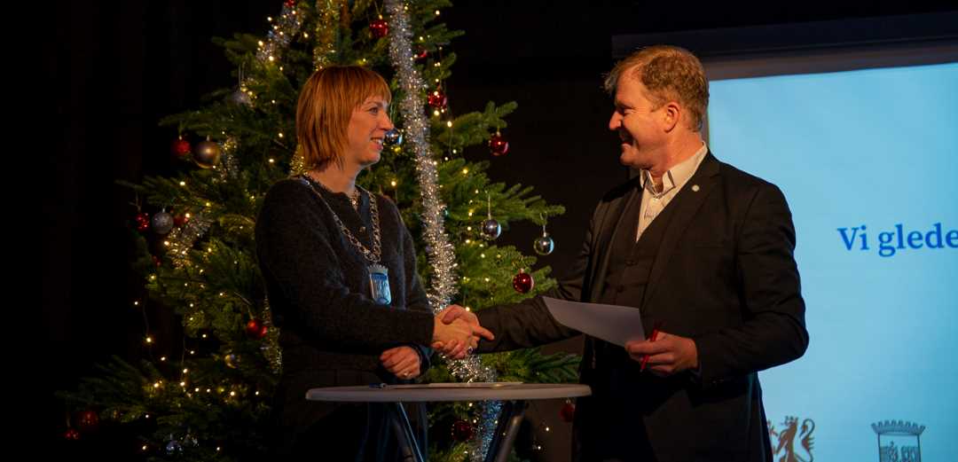 Varaordfører Mona Berger og kommunal- og distriktsminister Sigbjørn Gjelsvik signerte tirsdag 13. desember intensjonsavtalen om områdeløftene.
