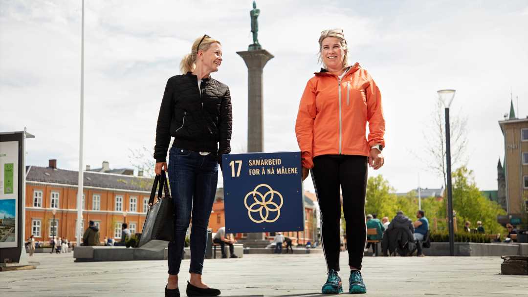 To kvinner på Trondheim torv med bærekraftsmål.
