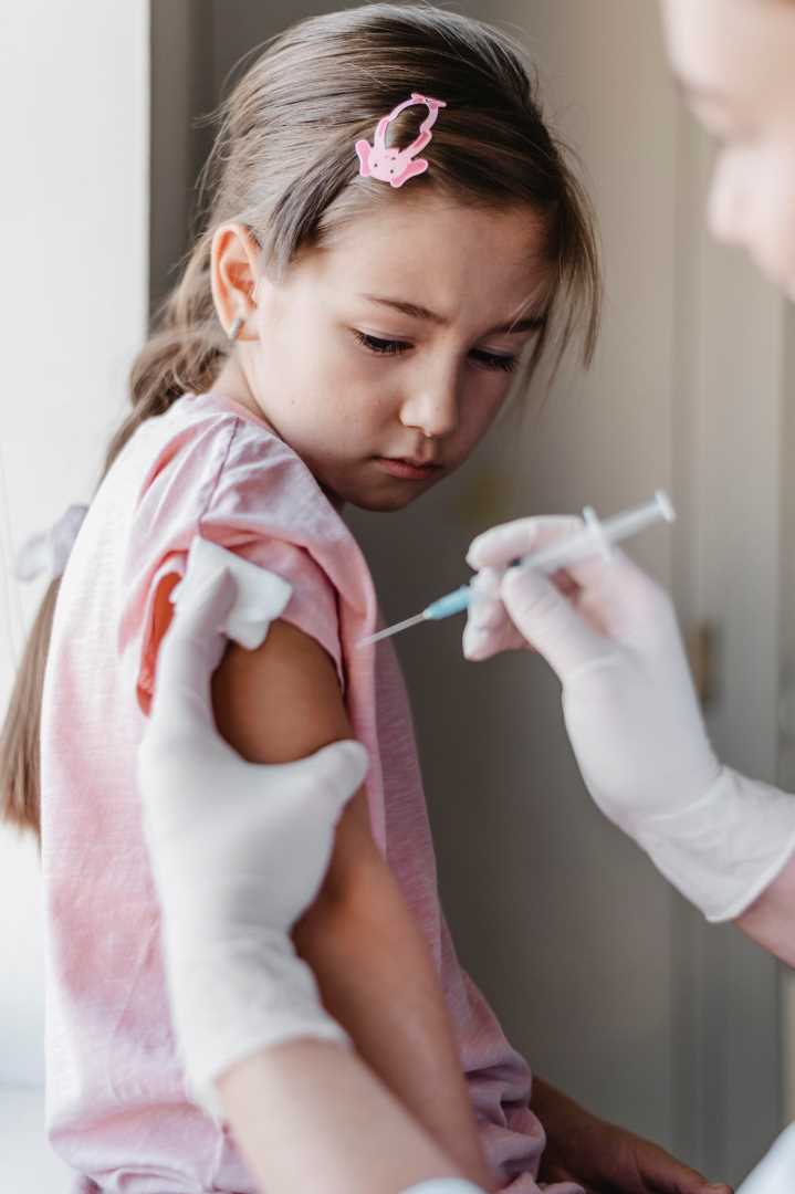 Foto av lita jente som får vaksine.