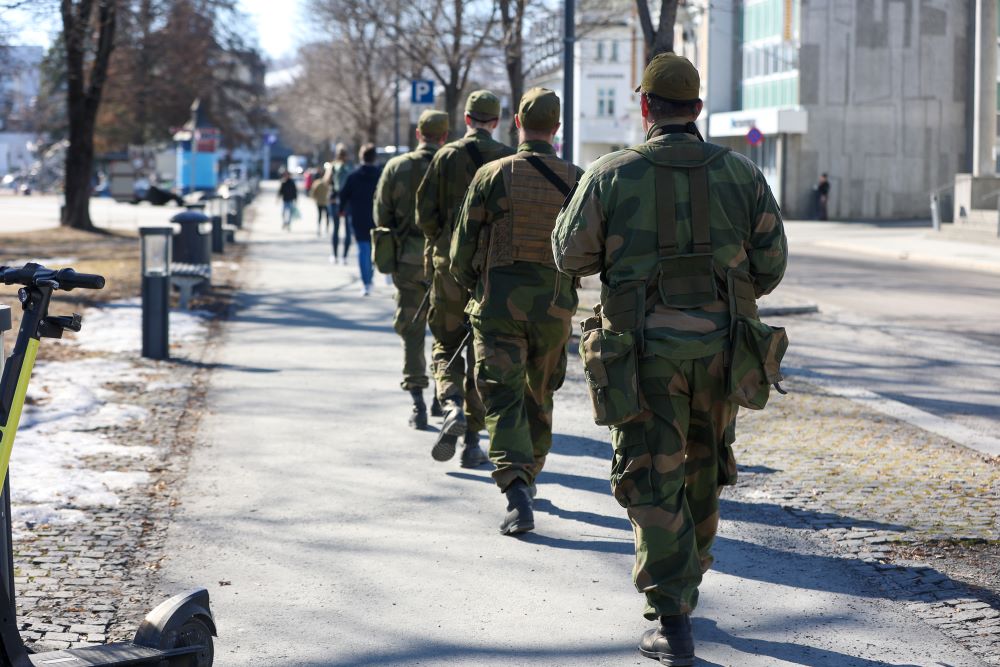 HV-soldater på øvelse marsjerer gjennom ei bygate.