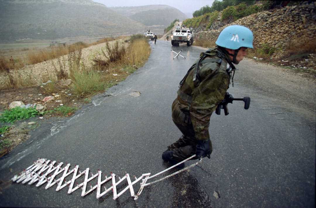 Dette bildet viser en norsk soldat i tjeneste for FN i Libanon (UNIFIL). Norge bidro med militært personell i Libanon fra 1978 til 1998. 21 norske soldater mistet livet i UNIFIL. Foto: Forsvaret
