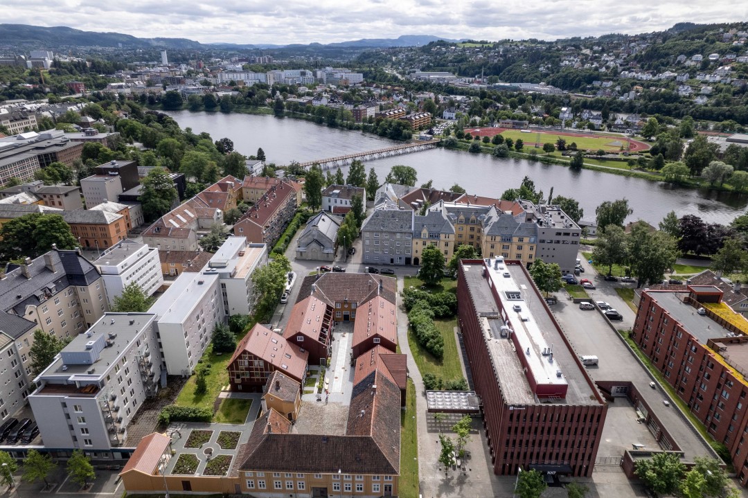 Et dronebilde over Trondheim. Bildet er tatt fra Hospitalsløkkan med Nidelva og sørsiden av byen i bakgrunnen.