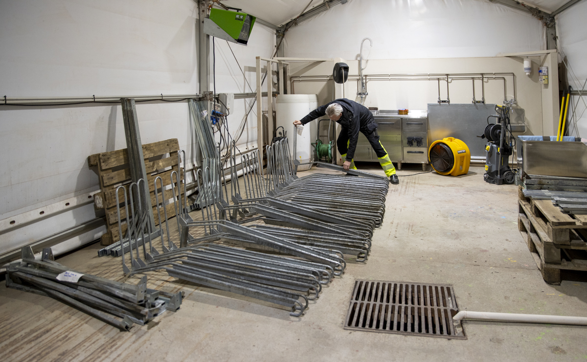 Sykkelstativ ligger demontert på gulv