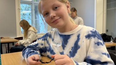 Jente viser armbånd