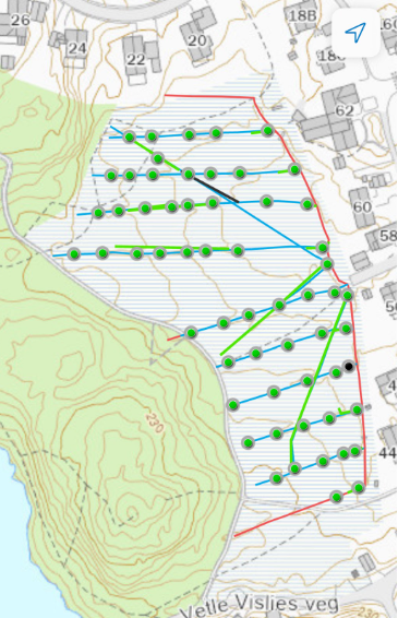 Digitalt bilde av Lianmyra: Figur 3. De grønne punktene viser opparbeidede demninger. De blå og grønne linjene representerer gjenfylte grøfter. Totalt ble 58 demninger opparbeidet. 